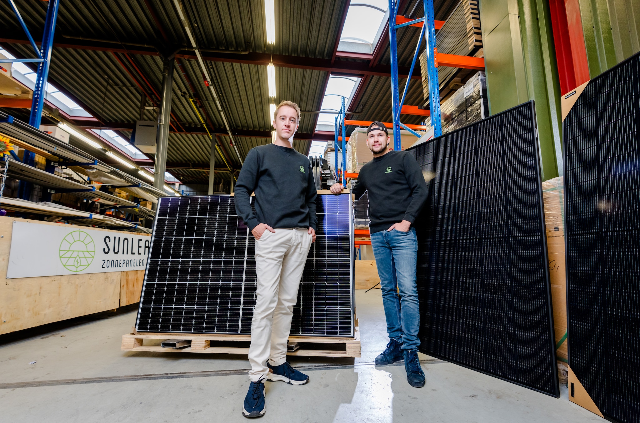 Directeuren Guyneau de Zeeuw (links) en Okko Uitenbroek van Sunleaves bij hun zonnepanelen. Het aantal orders is met 90 procent ingestort. Marco De Swart
