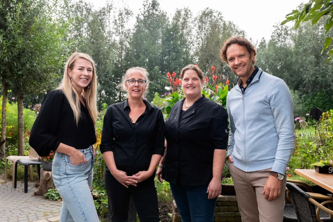 Vlnr: Verzuimspecialist Tessa Reuvekamp (links), Rowena en Annette van B&amp;B de Sfeerstal en Ralph van Dam, business partner ondernemerschap bij Centraal Beheer.