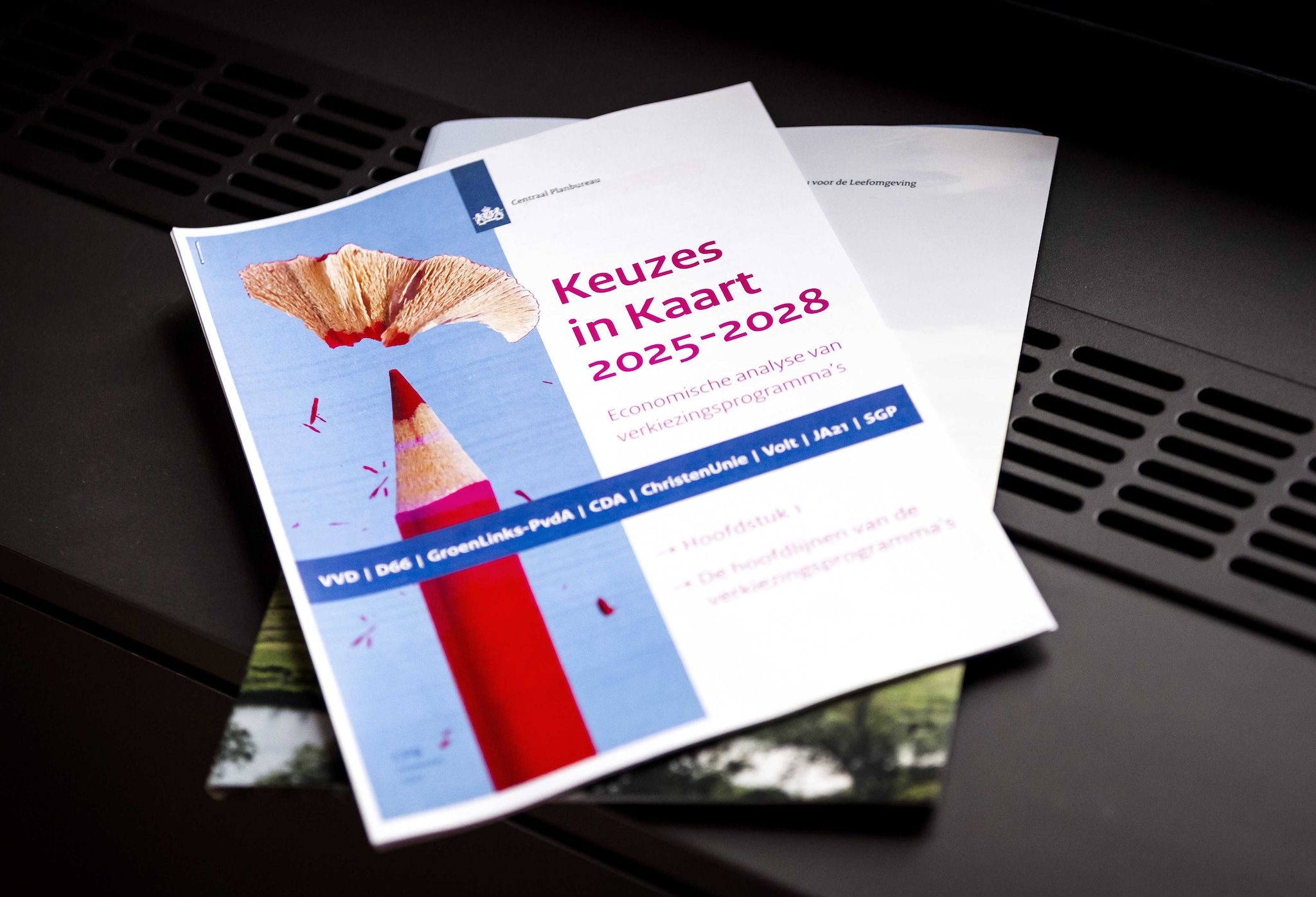 Het rapport van het Centraal Planbureau en  het Planbureau voor de Leefomgeving over de doorrekening van verkiezingsprogramma's van de politieke partijen. ANP