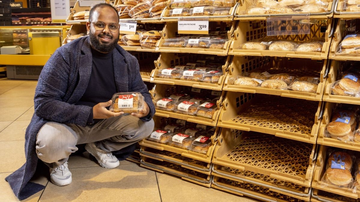 Kadir Ahmed met zijn halal snacks in de supermarkt. Marc Bolsius