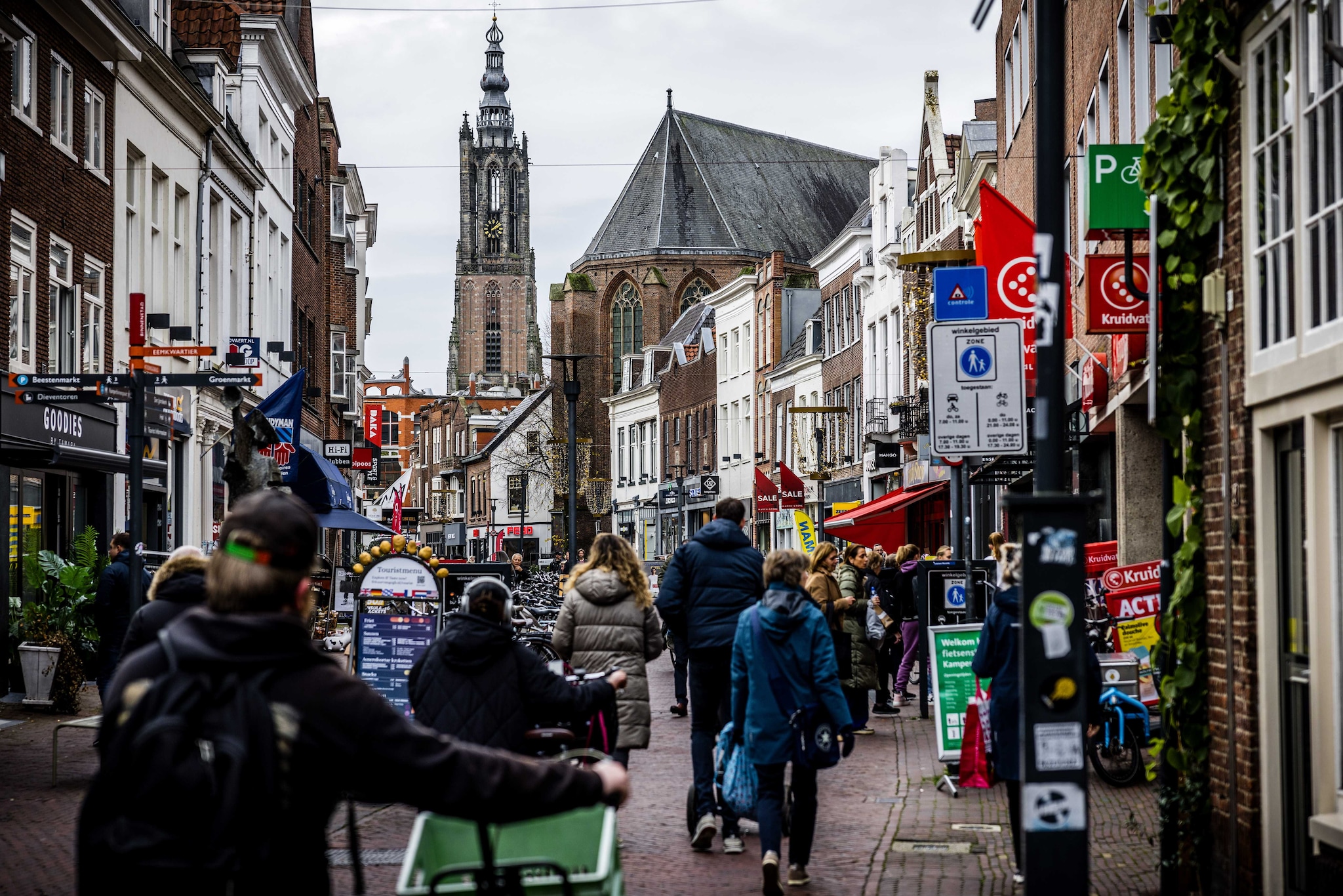 Mensen in een winkelstraat in het centrum van Amersfoort. ANP