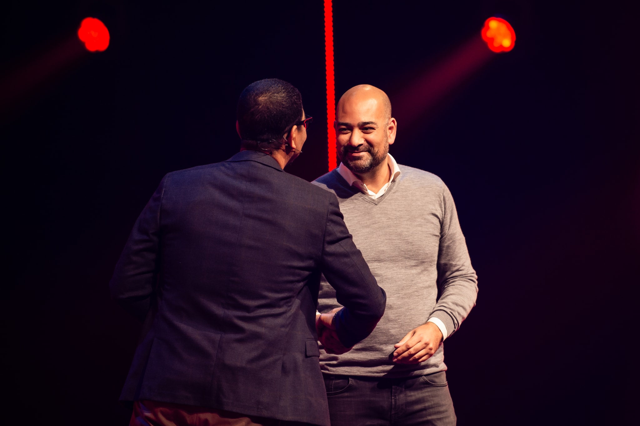 Itai Gross met presentator Jörgen Raymann. AFAS Young Business Award