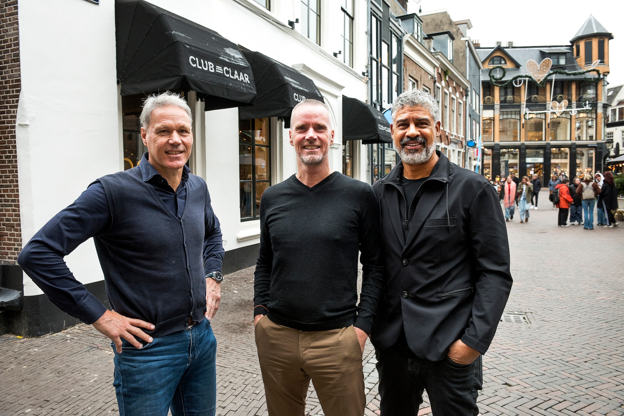 V.l.n.r. Marco van Basten, Perry Overeem en Frank Rijkaard voor hun nieuwste horacagelegenheid Club Claar in de Utrechtse binnenstad. Hun Utrechtse Horeca Groep is ambitieus en aast op verdere uitbreiding van het imperium. Marnix Schmidt