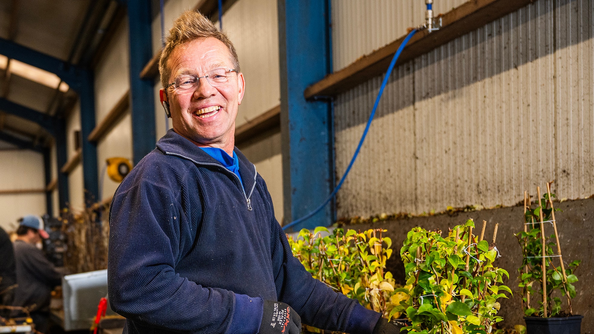 Kweker Marcel de Jong biedt in zijn bedrijf succesvol kansen voor mensen met afstand tot de arbeidsmarkt. Frank de Roo