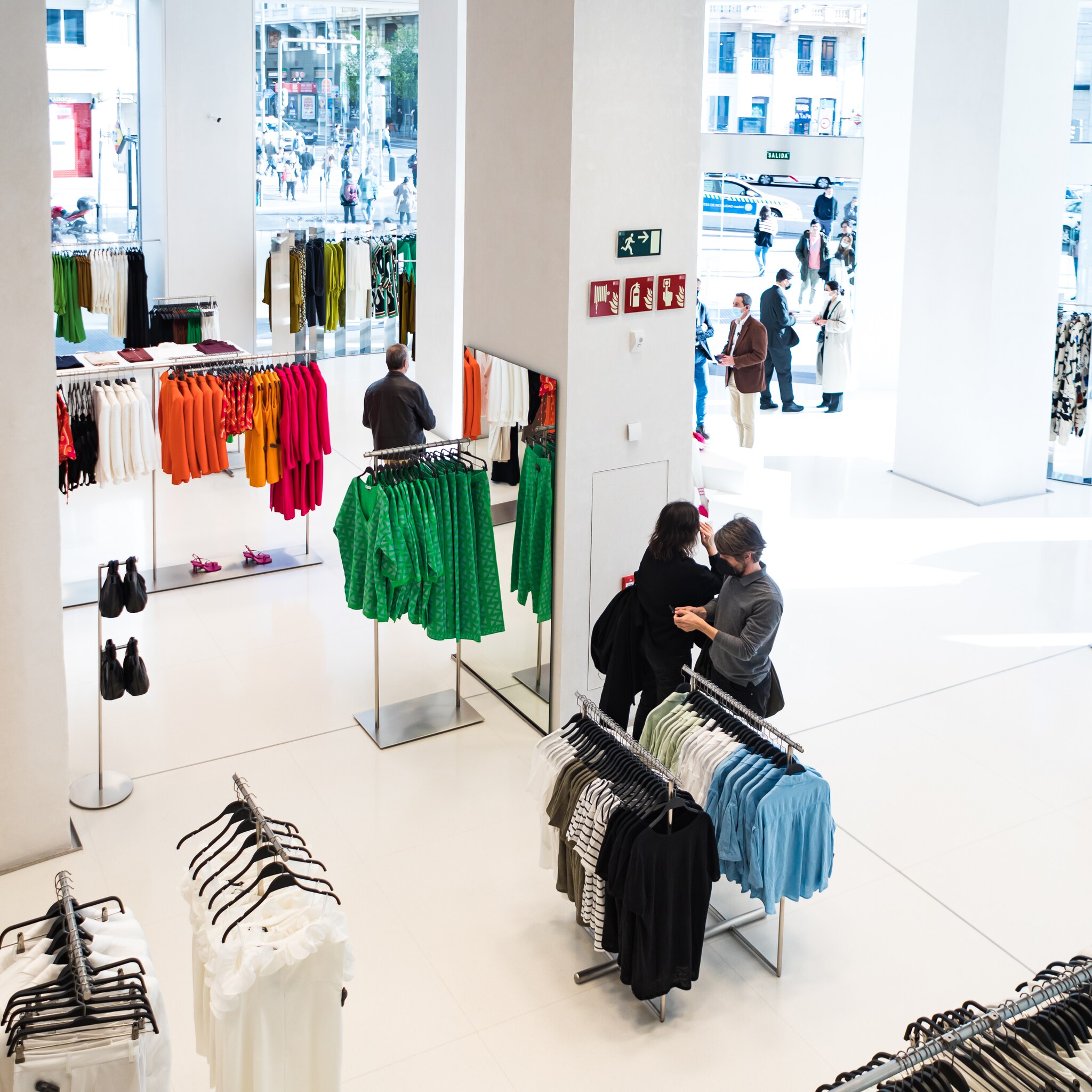 zara sluit vestigingen maar winkels die overblijven moeten speciaal en groter zijn zoals in rotterdam