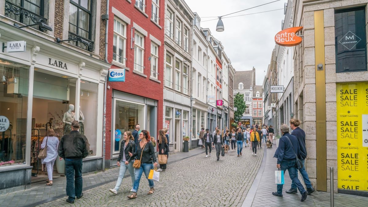 Een winkelstraat in Maastricht. Shutterstock