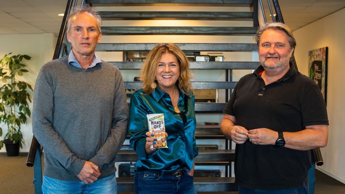 Deelnemers Arjan Jansma en Kitty Smeeten met juryvoorzitter Ruud Koornstra.  Not just content