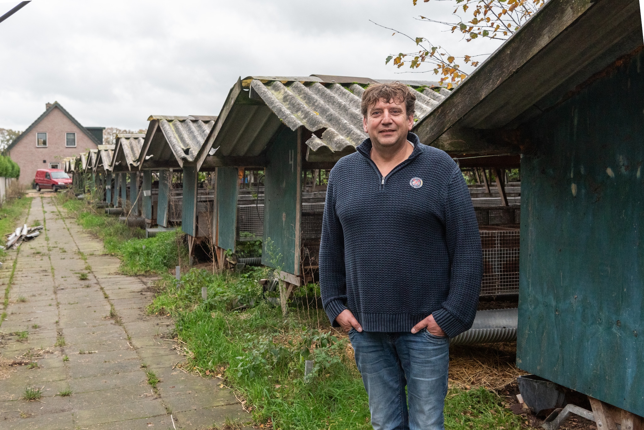 Voormalige nertsenfokker Jan Bosch voor de oude, vervallen dierenverblijven. Hij richt zich nu op techniek. Cees Wouda