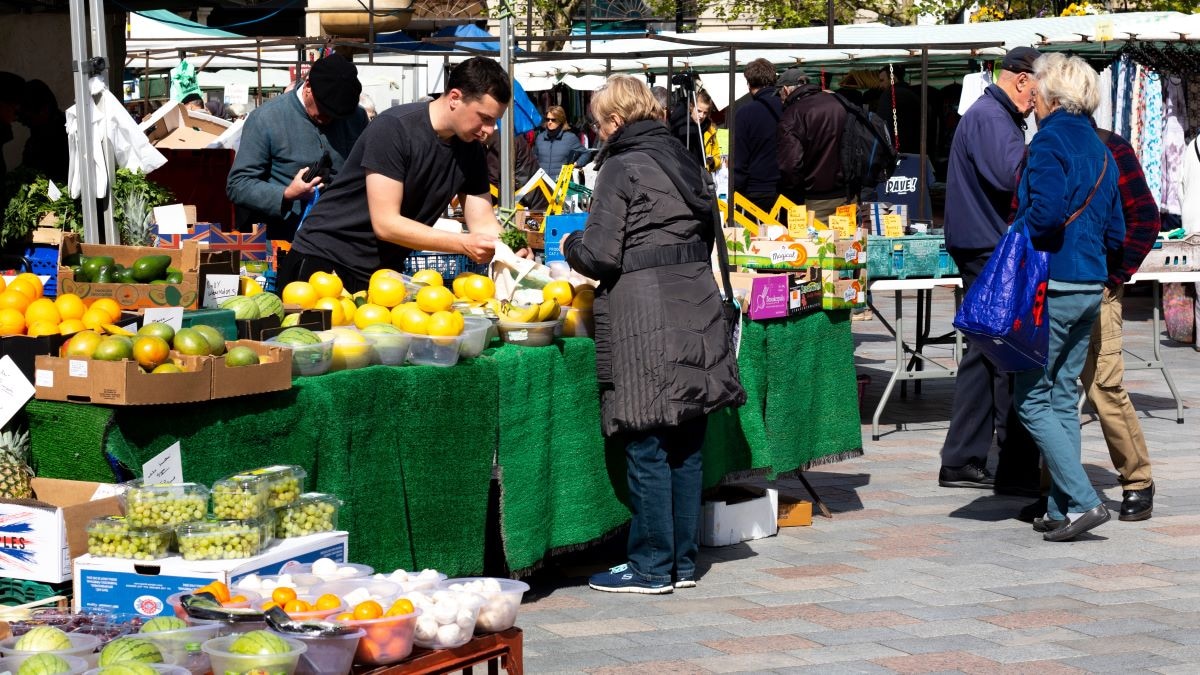 Klanten en ondernemers vinden elkaar op de markt. Shutterstock