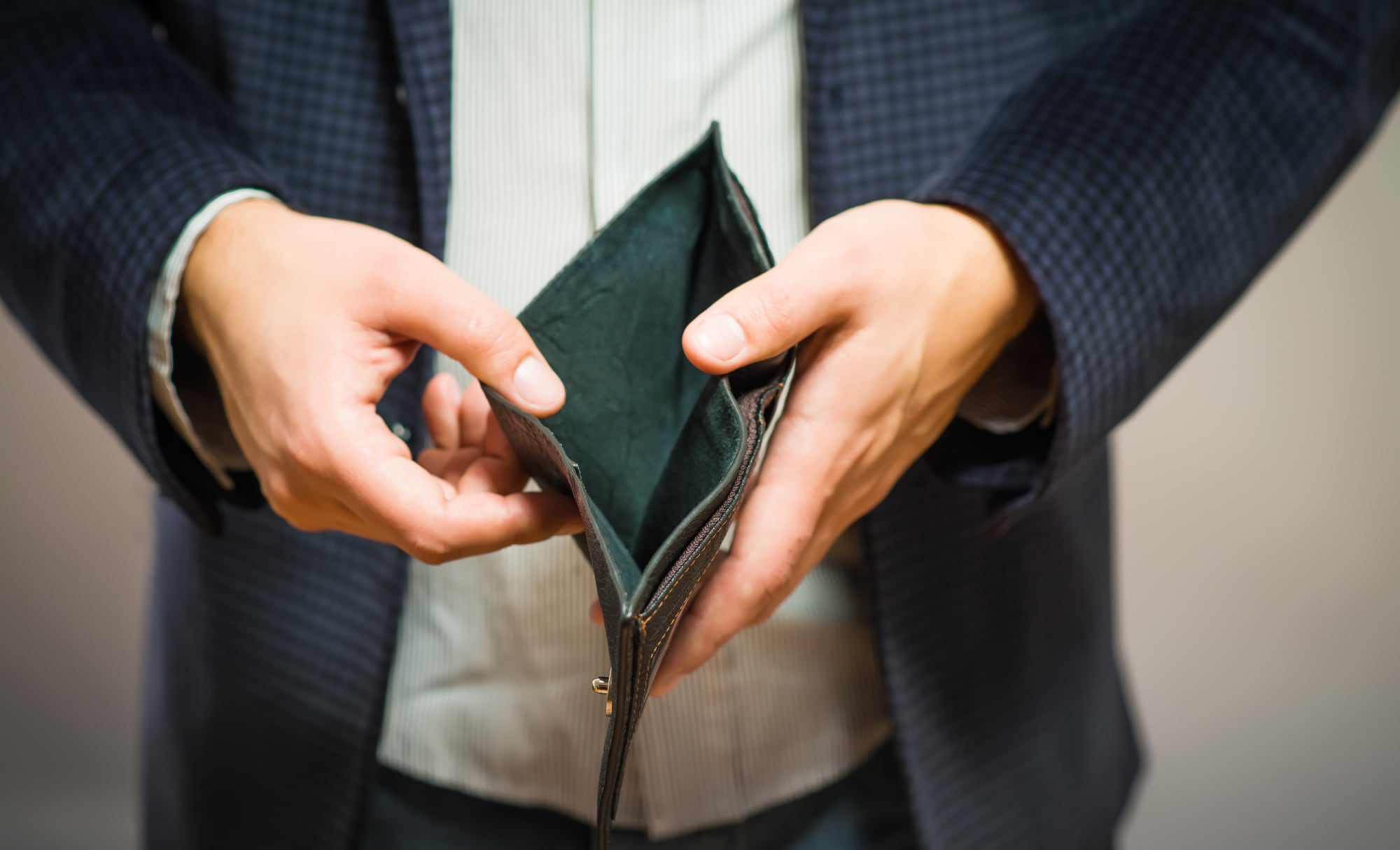 De problemen waarmee het zwaarweerteam van KVK te maken krijgt zijn vaak schulden bij de Belastingdienst en het terugbetalen van de coronasteunmaatregelen. Shutterstock