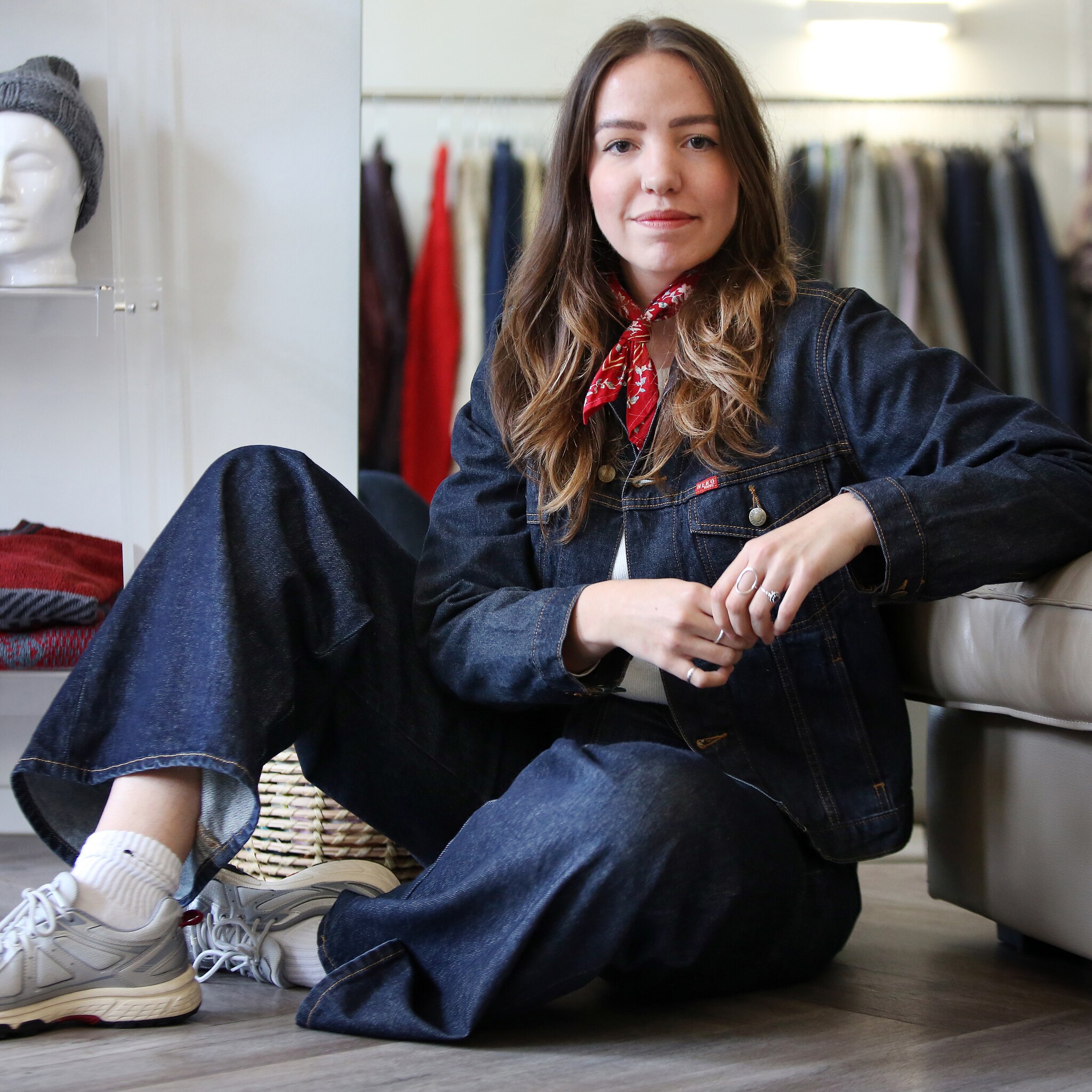 de strijd aan met fast fashion tweedehands kledingwinkel van kay groeit razendsnel
