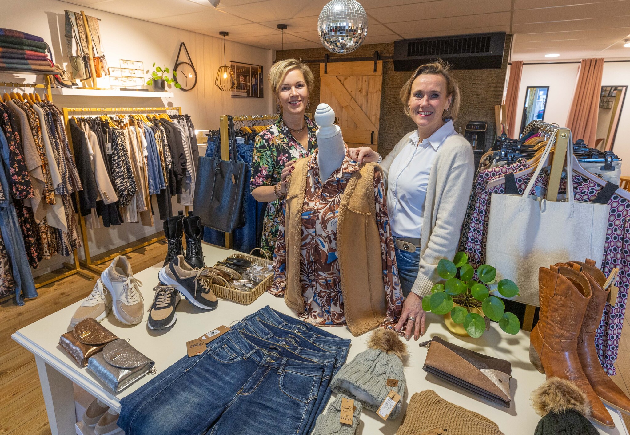 Kledingwinkel openen in een klein dorp Marieke en Jolanda durfden het