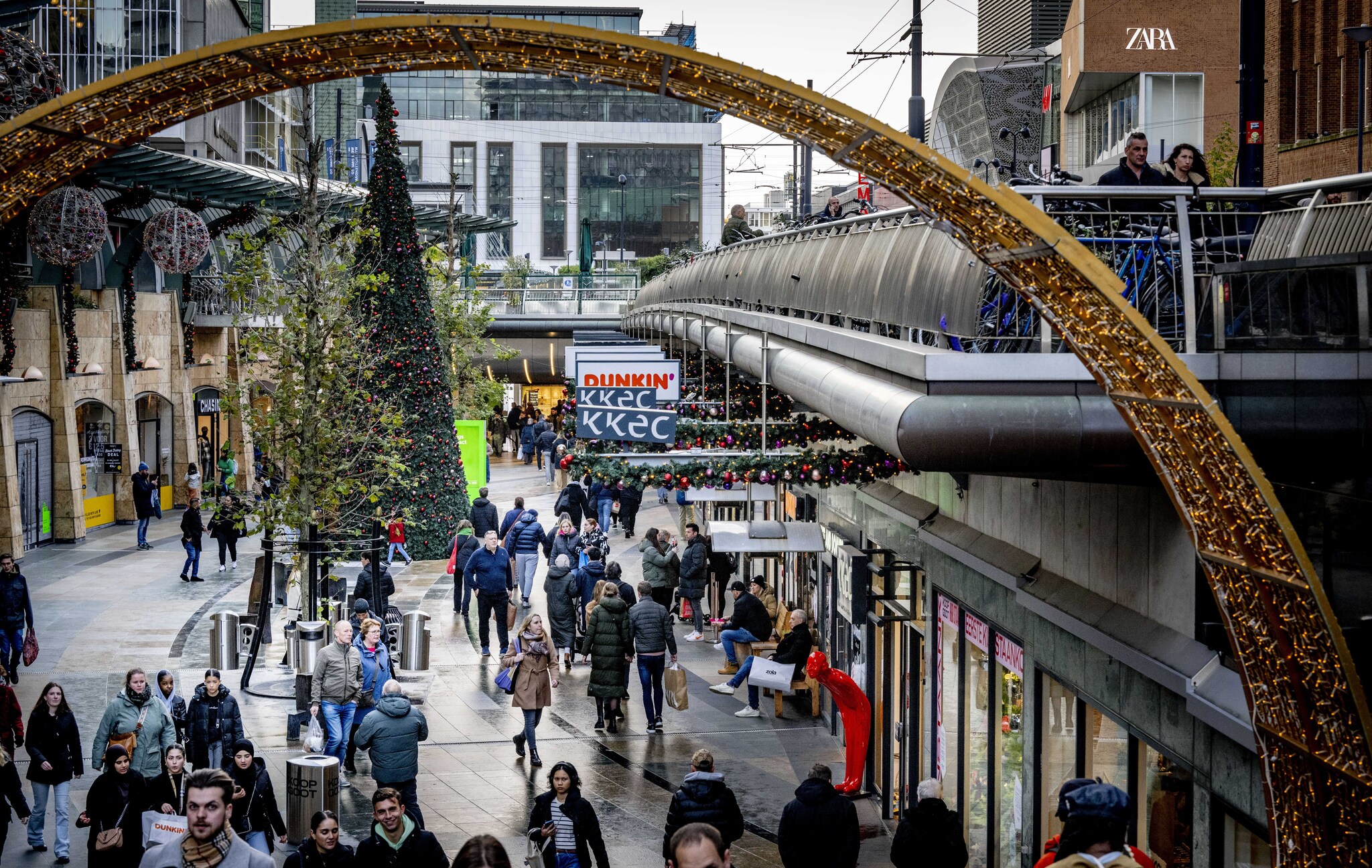 Winkelend publiek in het centrum van Rotterdam. ANP