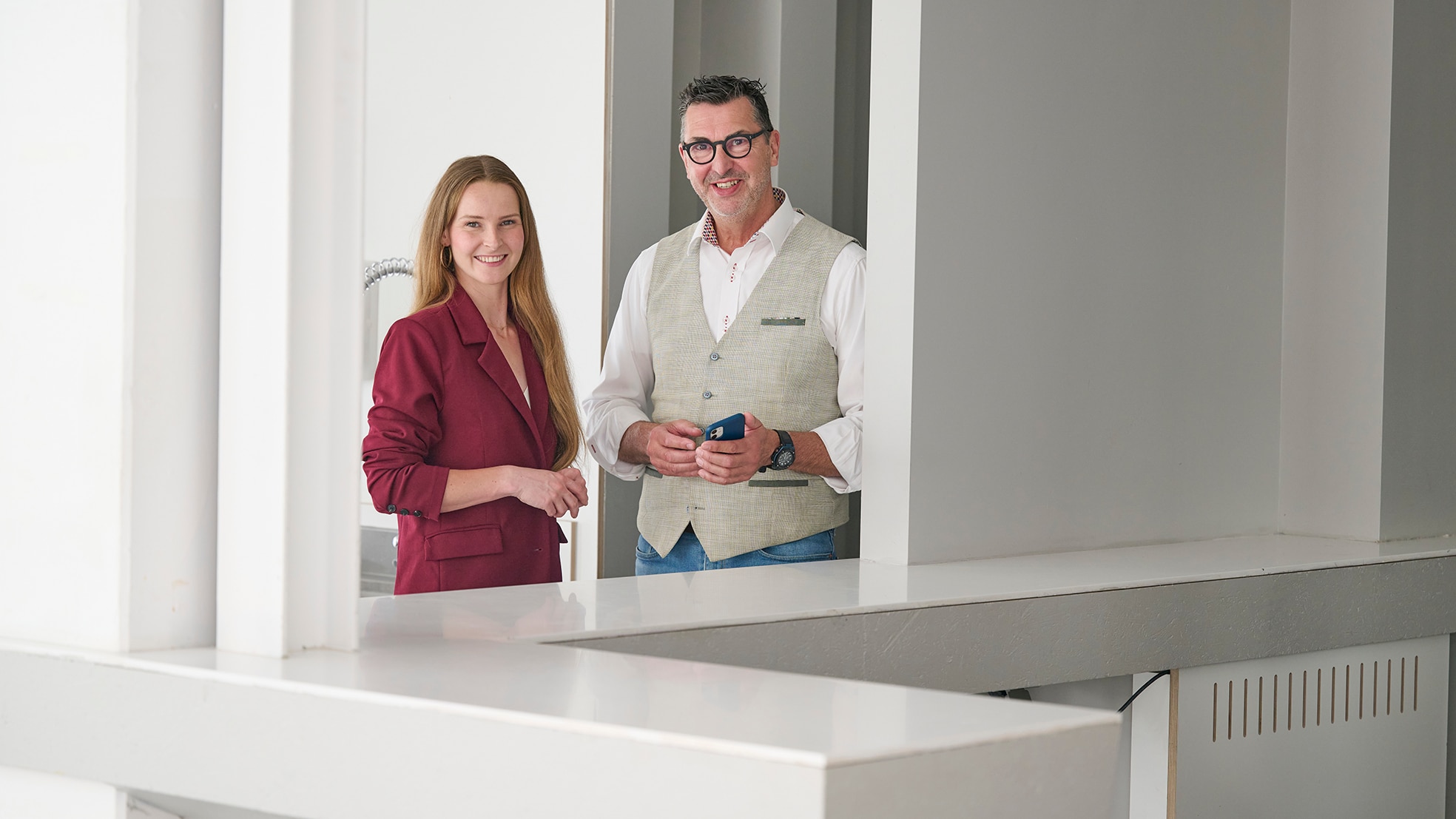 Ondernemers Iris Bouwers en Henk Slump in gesprek over energiebesparing. DO