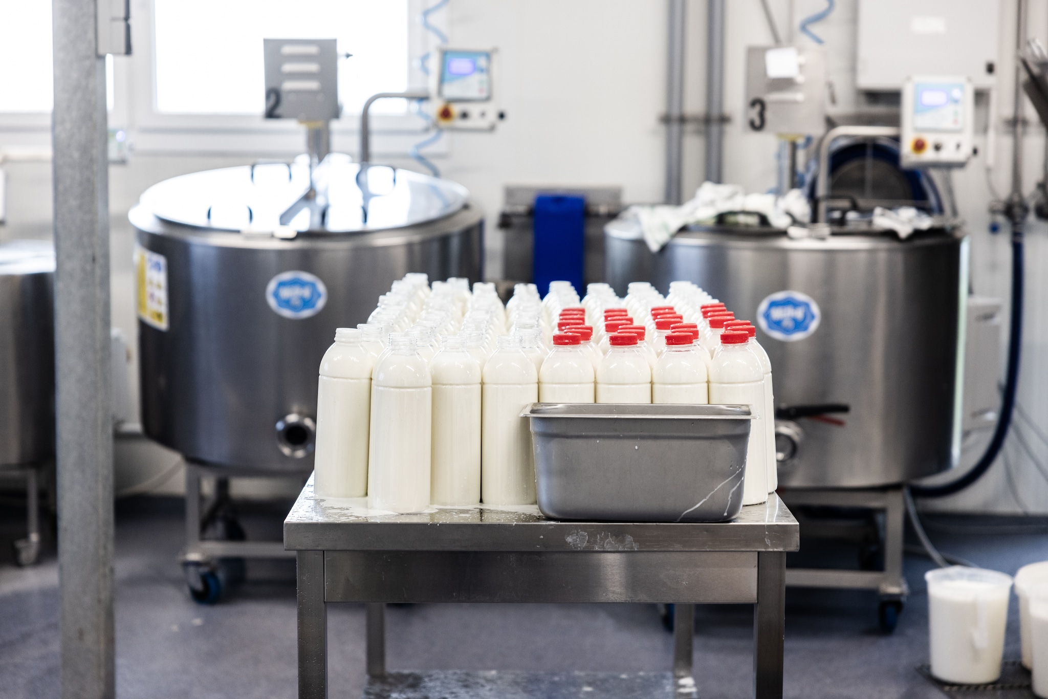 Melk, karnedrank, vla, yoghurt en meer dan dertig verschillende smaken ijs. Omdat de familie Commijs van koeien alleen niet meer kan leven, besloten ze de melk voortaan zelf, onder hun eigen naam, te gaan verzuivelen en verkopen. Jeffrey Groeneweg