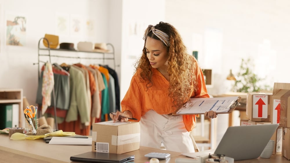 Steeds meer ondernemers verkopen hun producten via een marktplaats als bol of Fonq. Het is echter niet makkelijk om het tot een succes te maken. Shutterstock