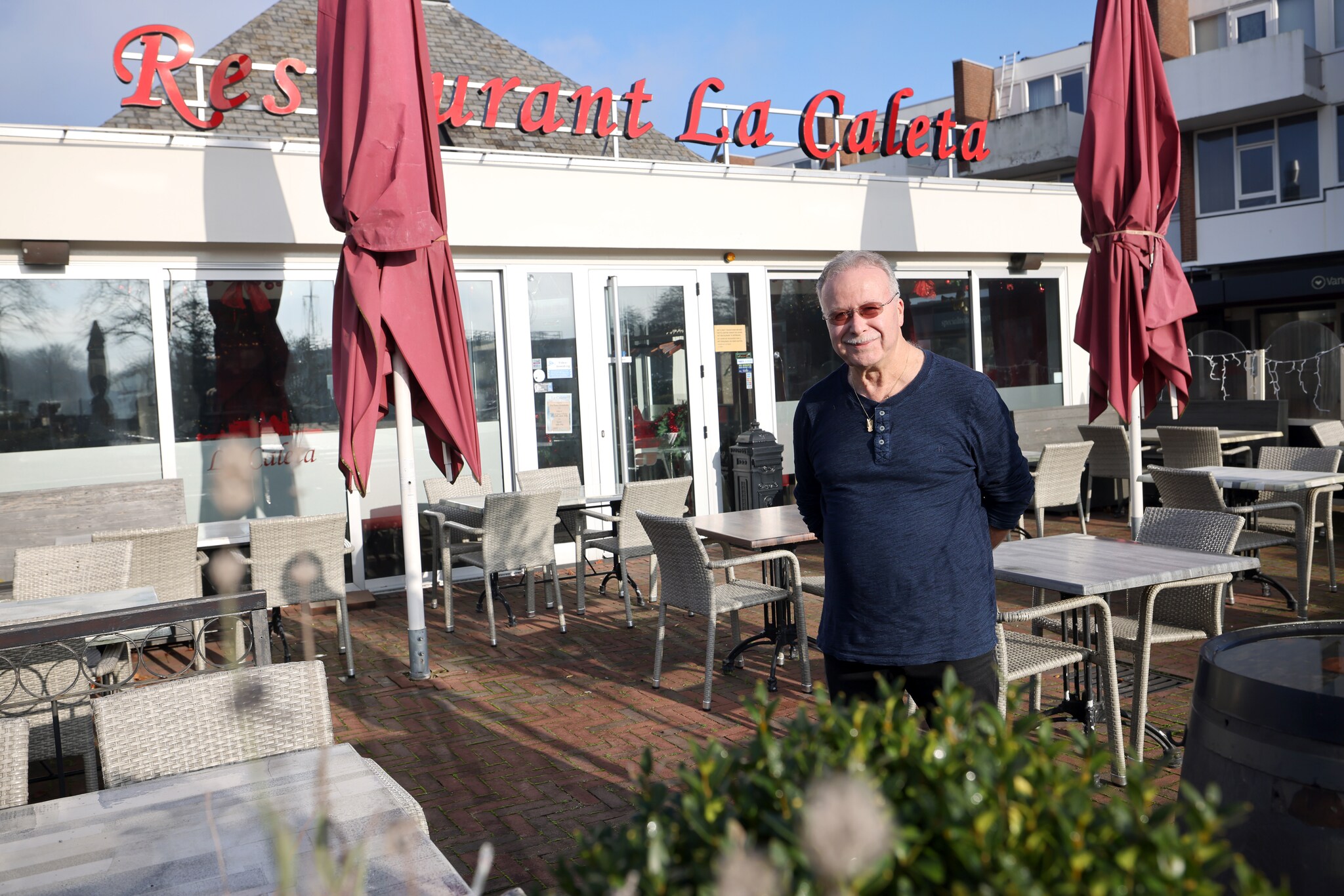 Pepe Fernandez stopt met Spaans restaurant La Caleta op Rozenburg. Toen hij in 1963 op Rozenburg kwam wonen, waren hier nog weilanden met koeien. Peter de Jong Fotografie