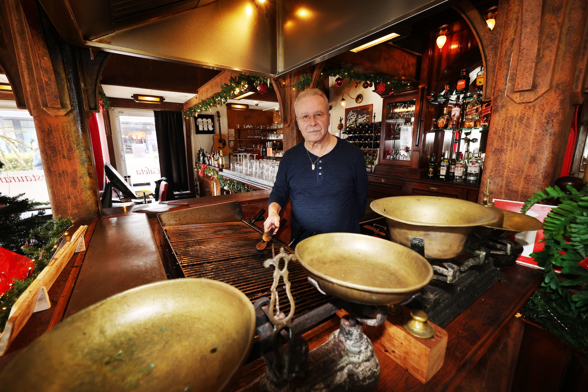 Pepe Fernandez achter zijn grill in restaurant La Caleta op Rozenburg. Peter de Jong Fotografie