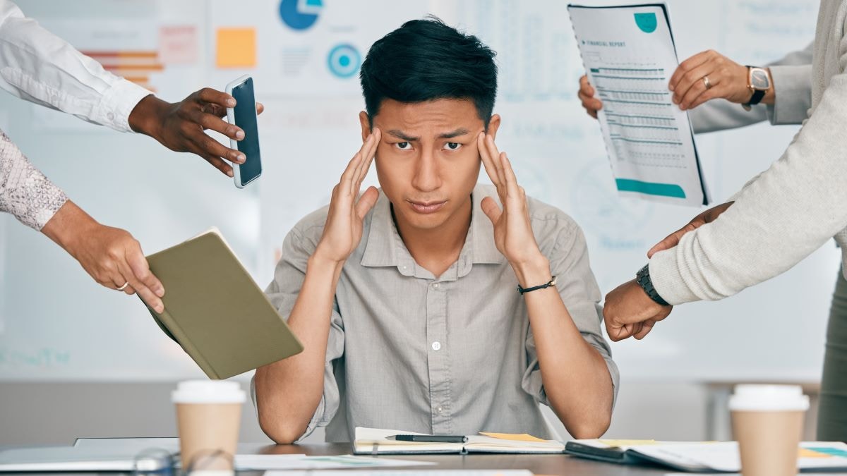 Veel werknemers zijn momenteel overprikkeld, kunnen moeilijk genieten en hebben na een werkdag nergens puf voor. Shutterstock