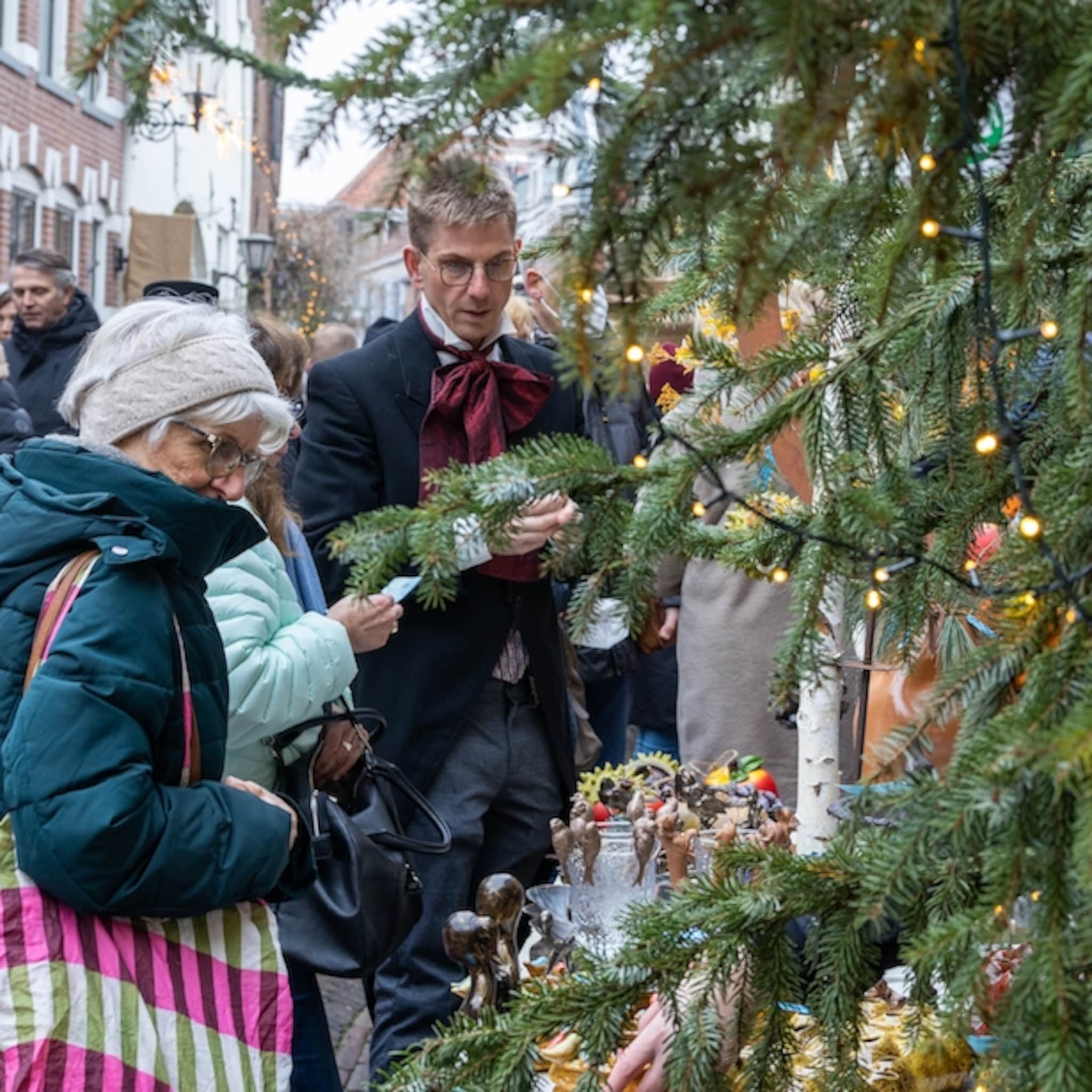 kerstboomverkopers hebben het druk ook de kunstboom doet het goed