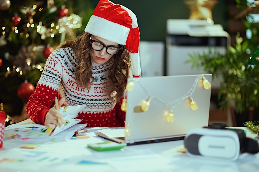 Eén op de vier werknemers geeft in het onderzoek van Arbo Unie aan dat in december de balans tussen werk en privé wordt verstoord. Shutterstock