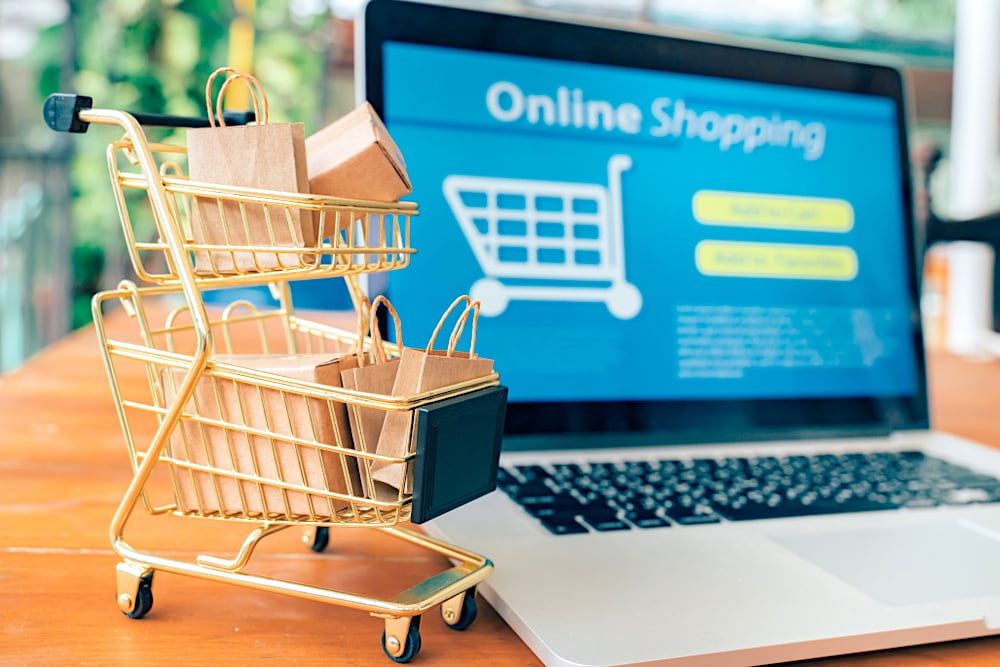 Bijna 4 op 5 mensen shoppen online, vooral twintigers en dertigers. Shutterstock