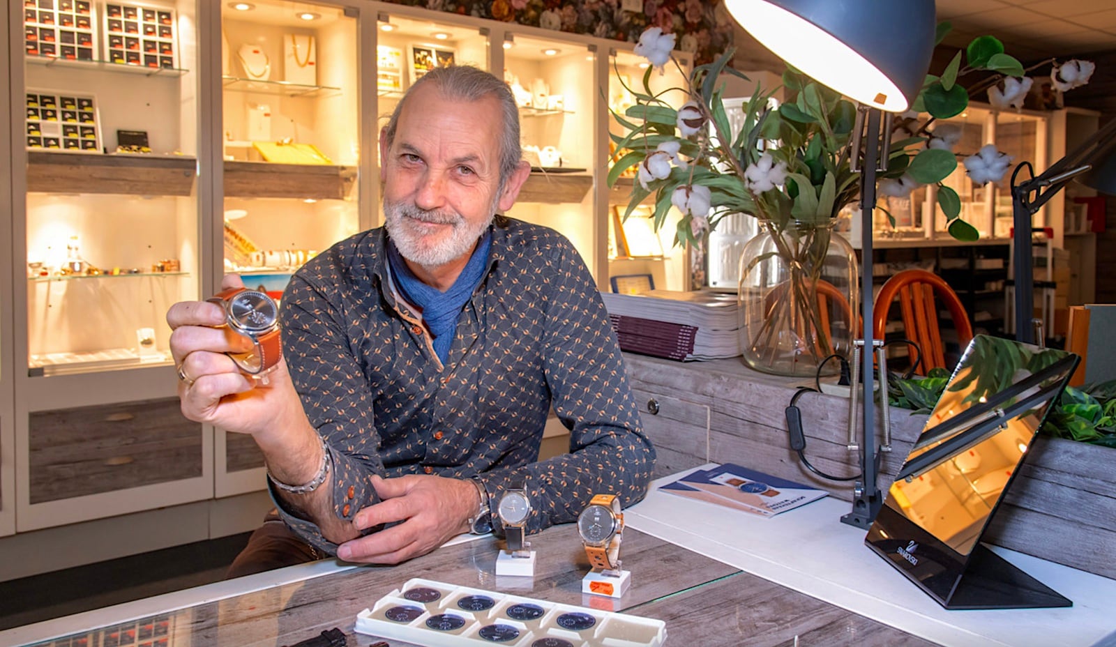 Horlogemaker Arnold Vos, eigenaar van juwelier Schaftenaar, stopt ermee. Ruben Schipper Fotografie