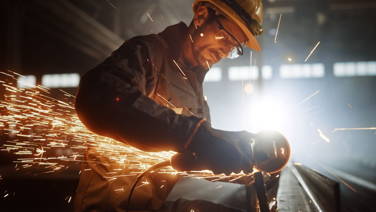 Werkgevers willen dat er voor mensen met langdurig zwaar werk mogelijkheden blijven om vervroegd met pensioen te gaan. Shutterstock