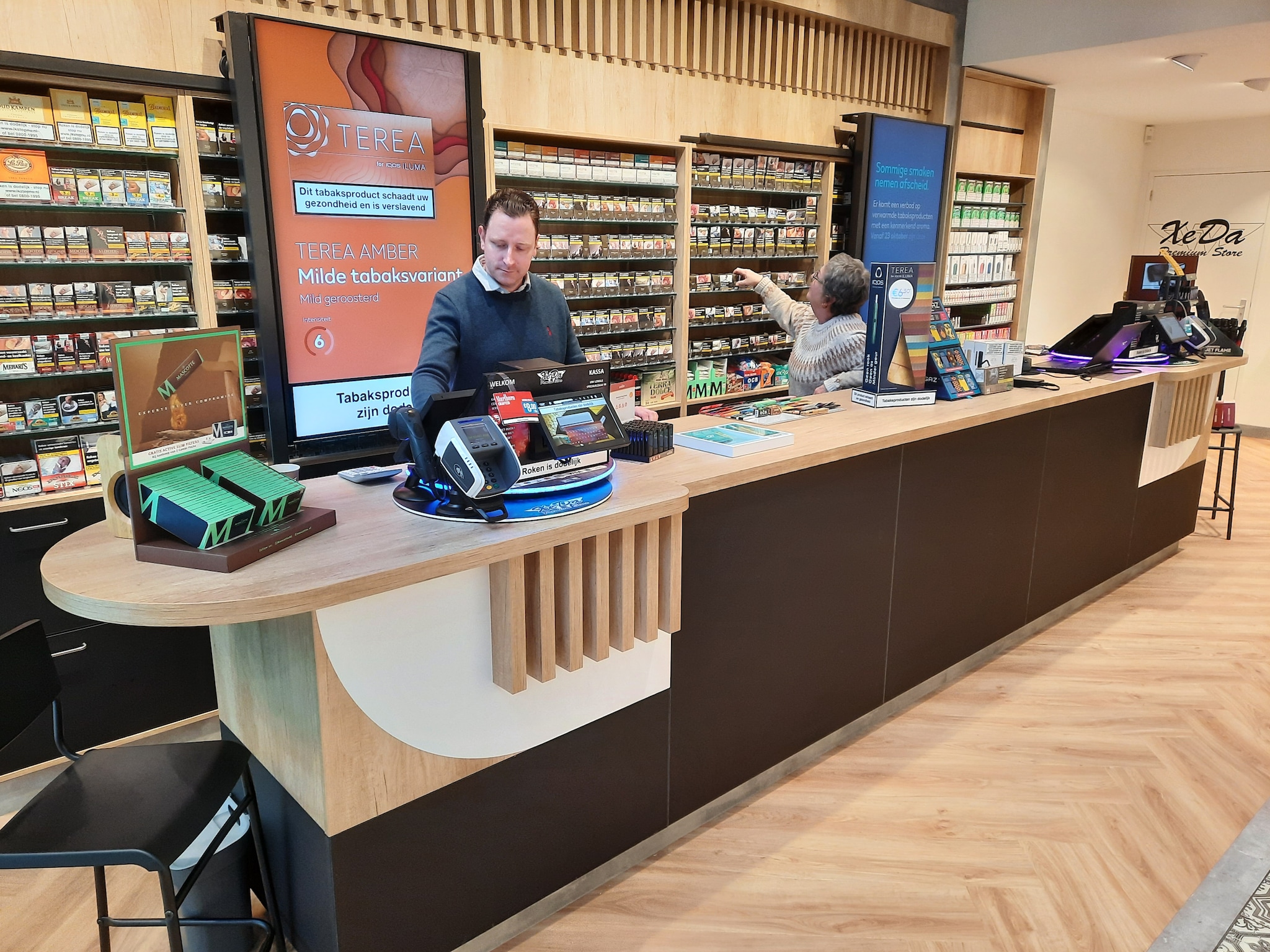 Danny Willemse aan het werk in zijn nieuwe tabaksspeciaalzaak AD