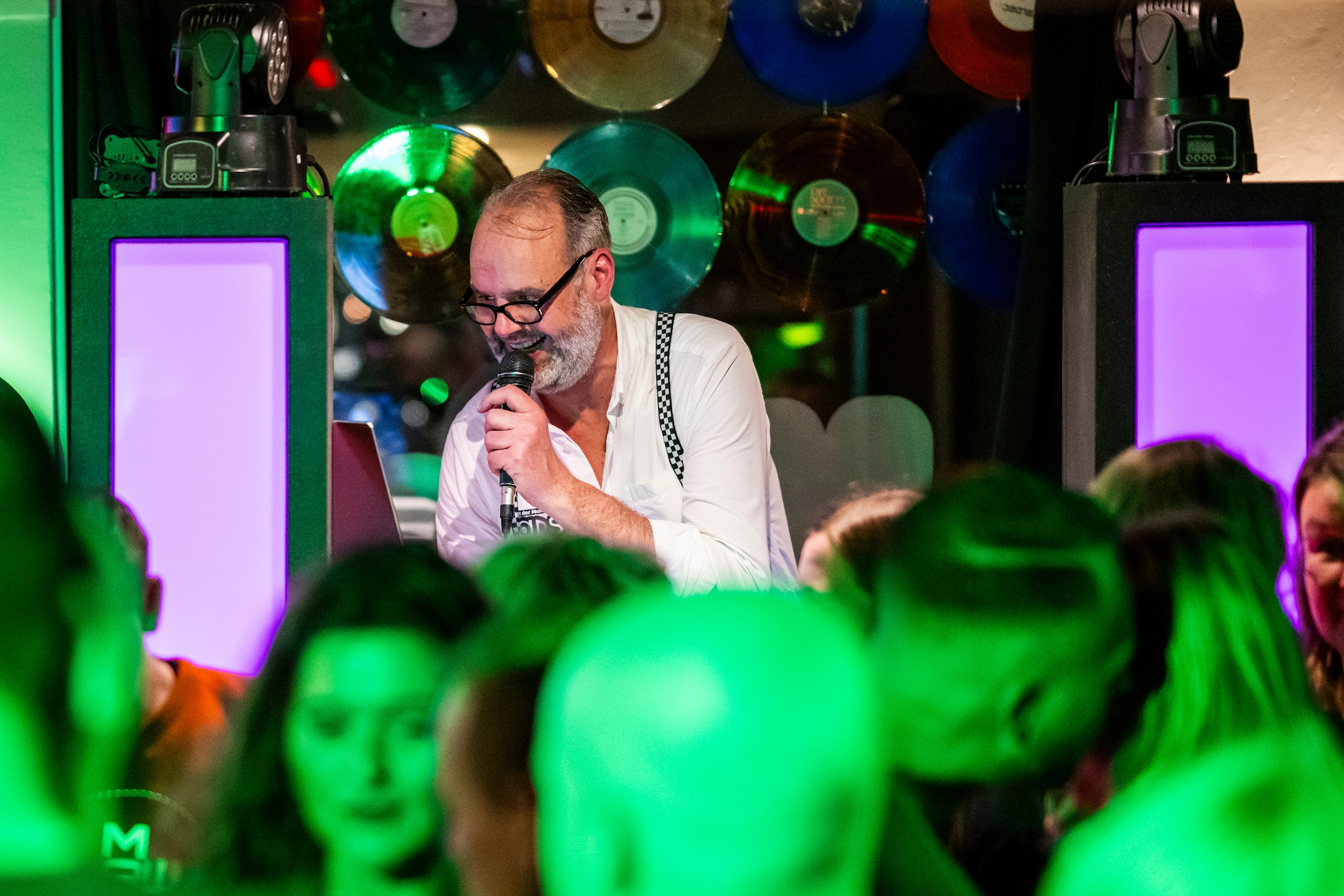 8 december 2023: Hans Schmeinck in zijn café Hof(f) der Muziek HANS. Hans Schmeinck in zijn café Hof(f) der Muziek HANS. Foto: Gerard Burgers