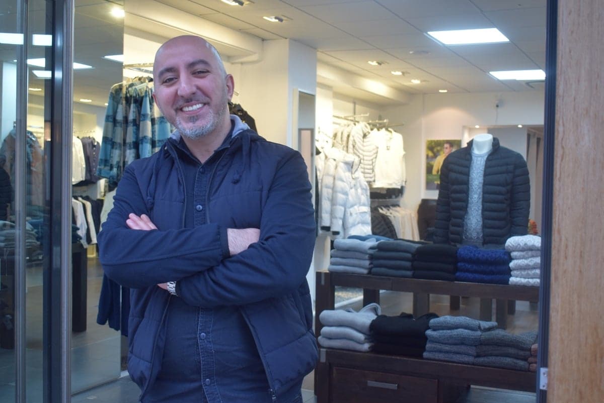 Ibrahim voor zijn winkel Townsman Menswear. Foto: indebuurt Tilbug
