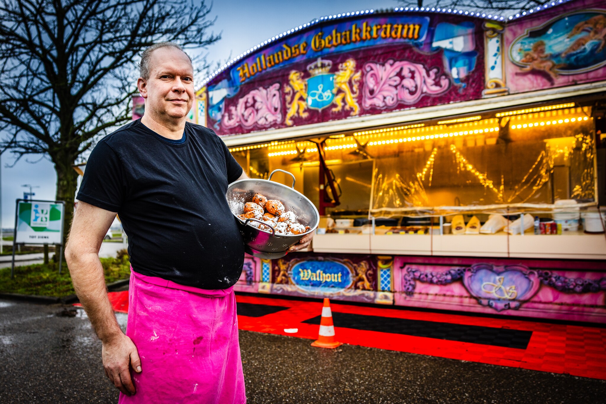 Vanwege de zondagsrust mag de oliebollenkraam van Richard Walhout op oudjaarsdag - dit jaar op een zondag - níet open en dat kost hem al gauw een derde van zijn omzet. Jeffrey Groeneweg