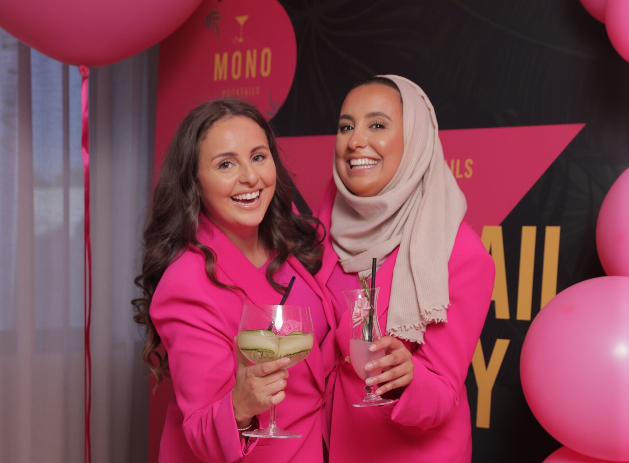 Esma (links) en Senna maken alcoholvrije cocktails. Foto: privéarchief