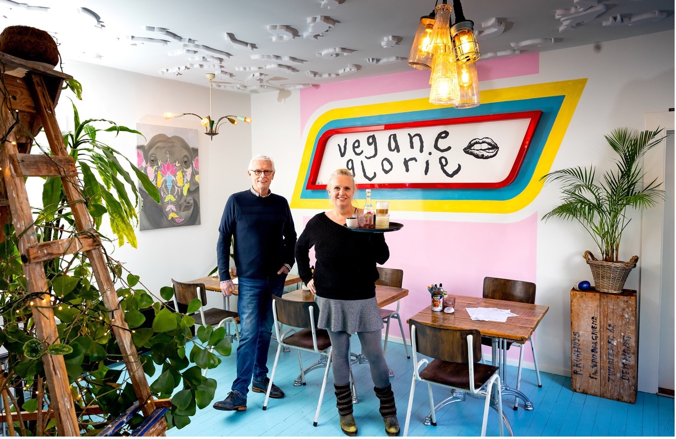 Vegane Glorie aan de Douzastraat in het Haagse Geuzenkwartier, viert volgend jaar het vijfjarig bestaan. ,,Het is te danken aan de steun van het Ondernemersklanbord dat we nog bestaan.” Bart Hoogveld