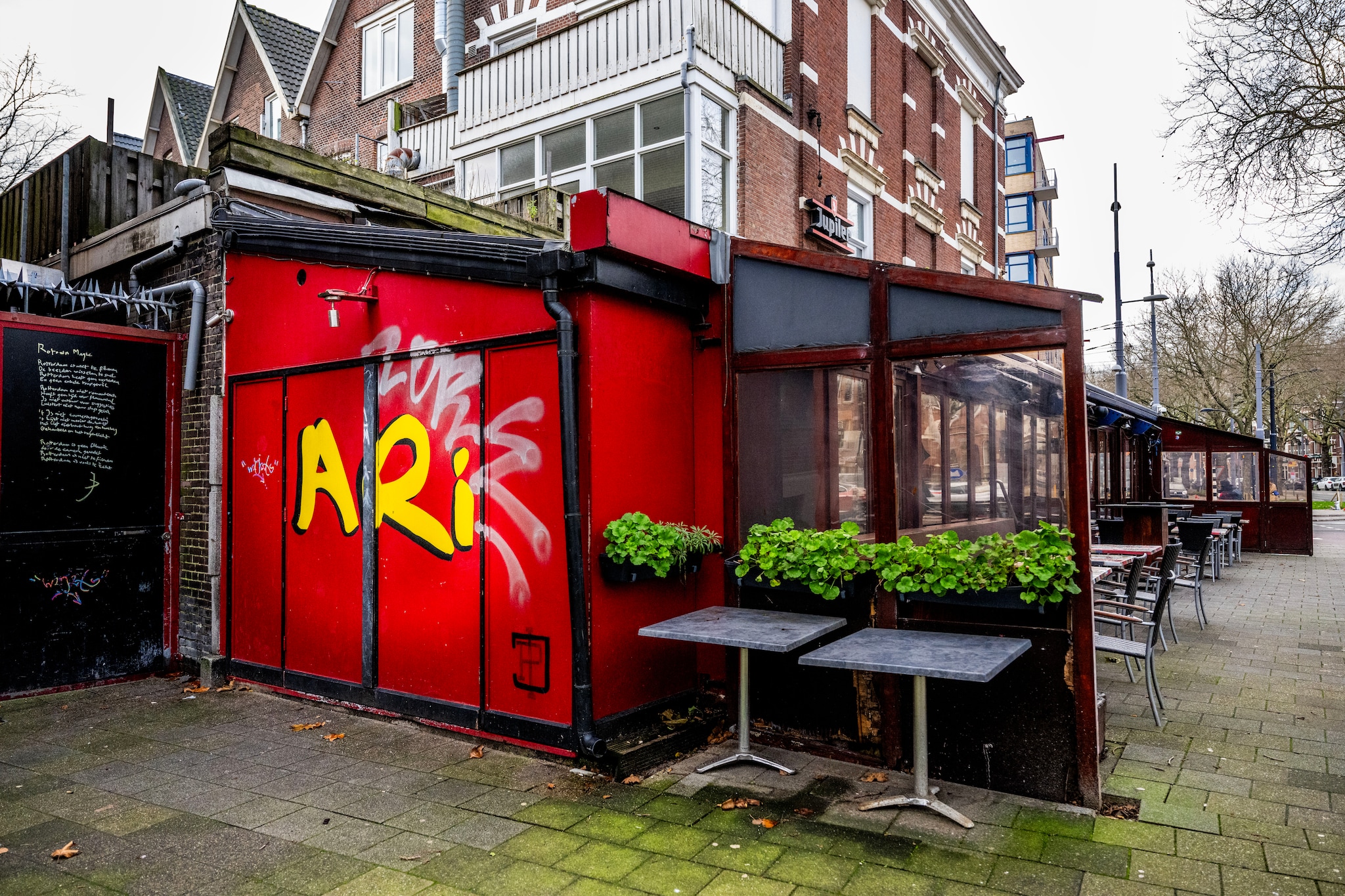 Café Ari, voormalig stamkroeg van de overleden Jules Deelder, op de hoek van de Nieuwe Binnenweg en de Mathenesserlaan in Rotterdam. Frank de Roo