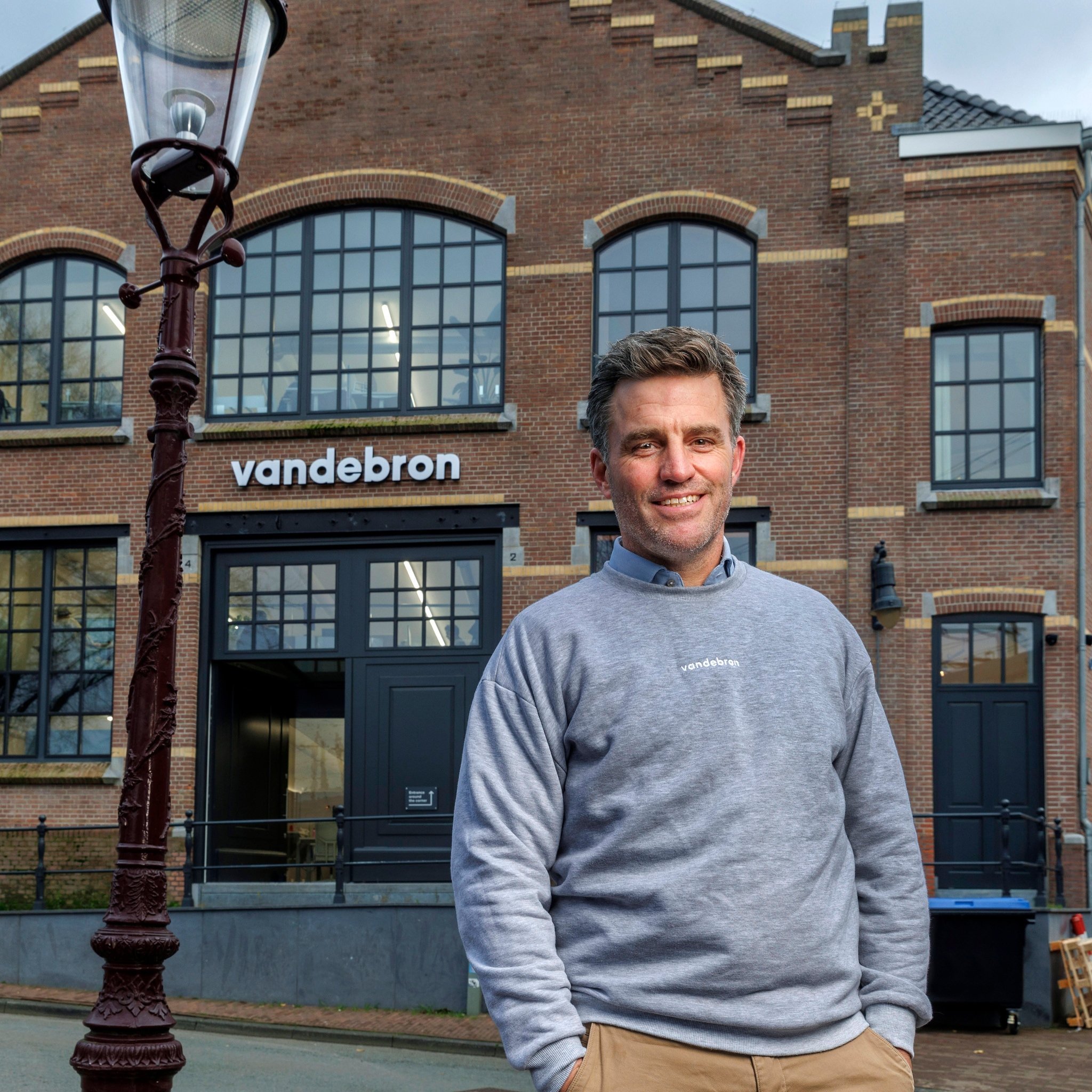 energiebedrijf vroeg geld voor terugleveren zonnestroom en heeft nu meer klanten dan voorheen