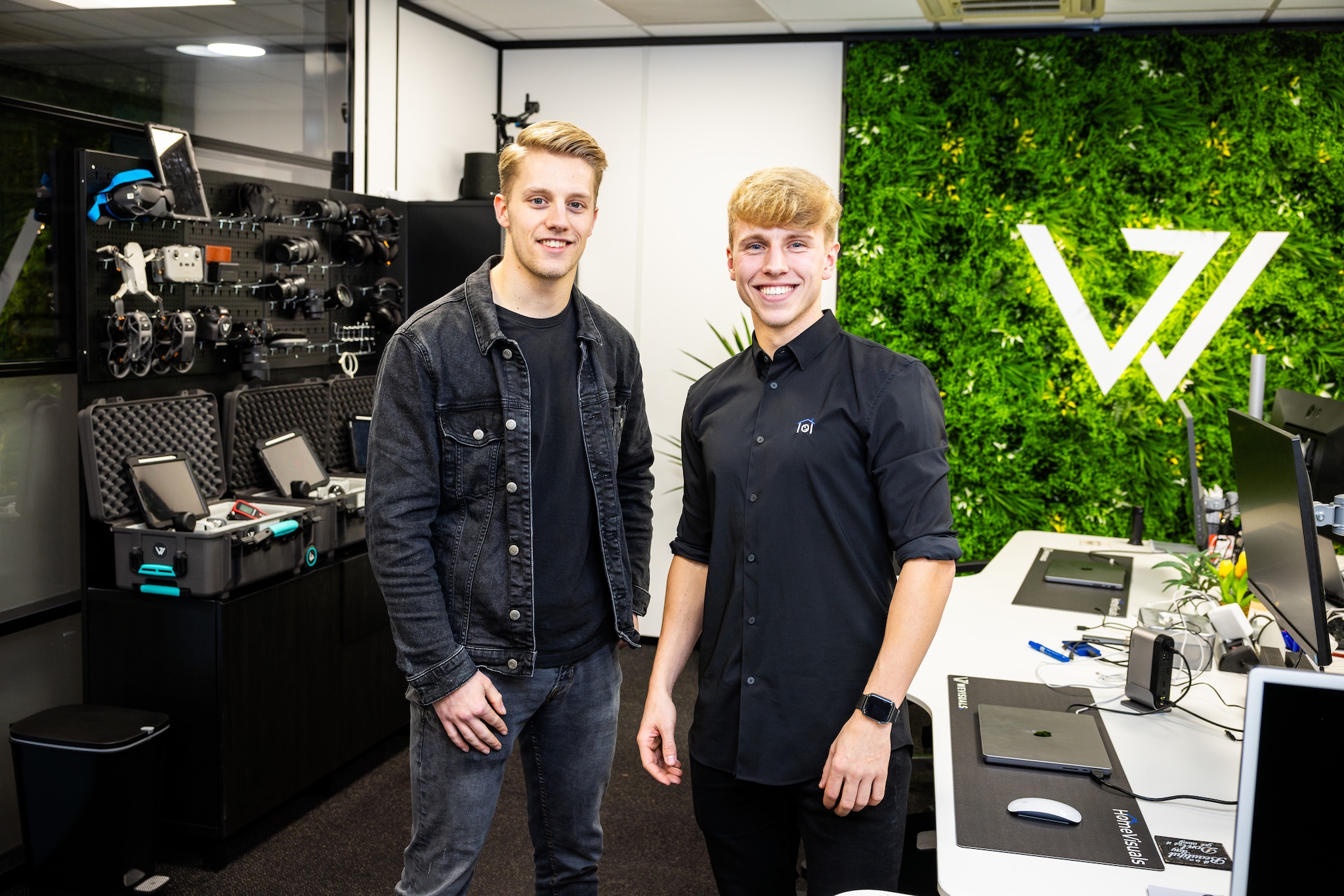 Wouter Everts en Sven Kluin in het kantoor van hun bedrijven HomeVisuals en WeVisuals in Hardenberg. Enzio Ardesch