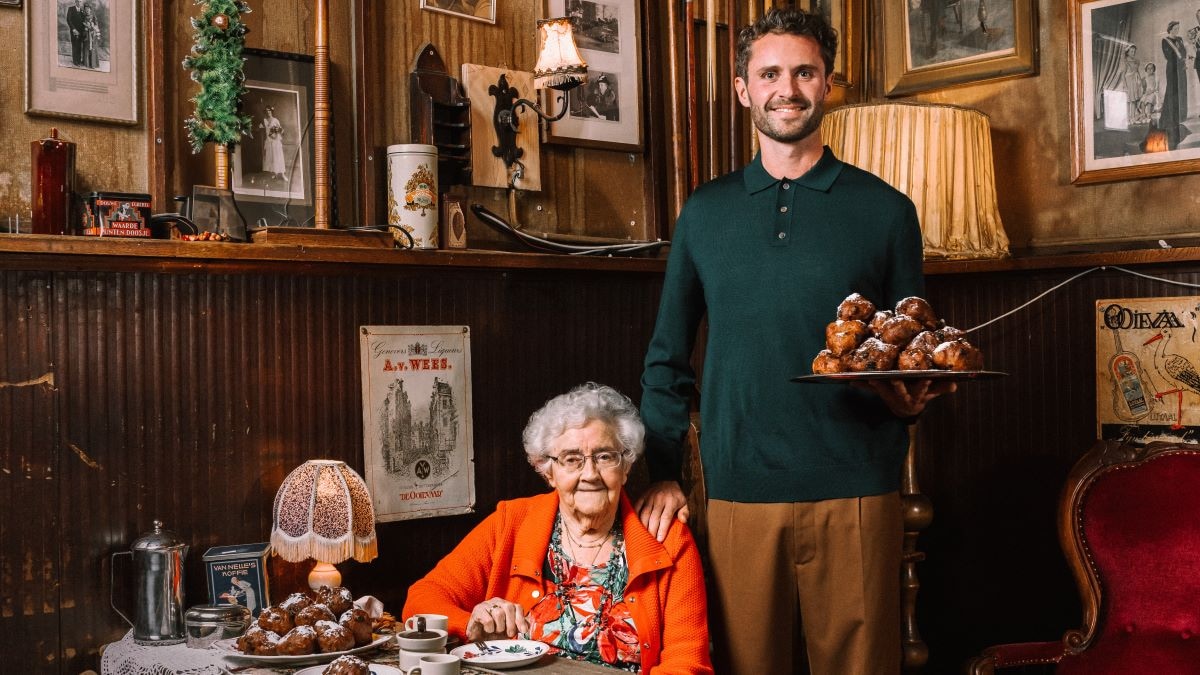 Oma Coby en kleinzoon Mark strijden met behulp van oliebollen tegen eenzaamheid onder ouderen. Rutger Geleijnse