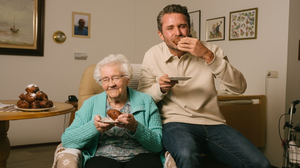 Oma Coby van 97 met haar ondernemende kleinzoon Mark. Rutger Geleijnse
