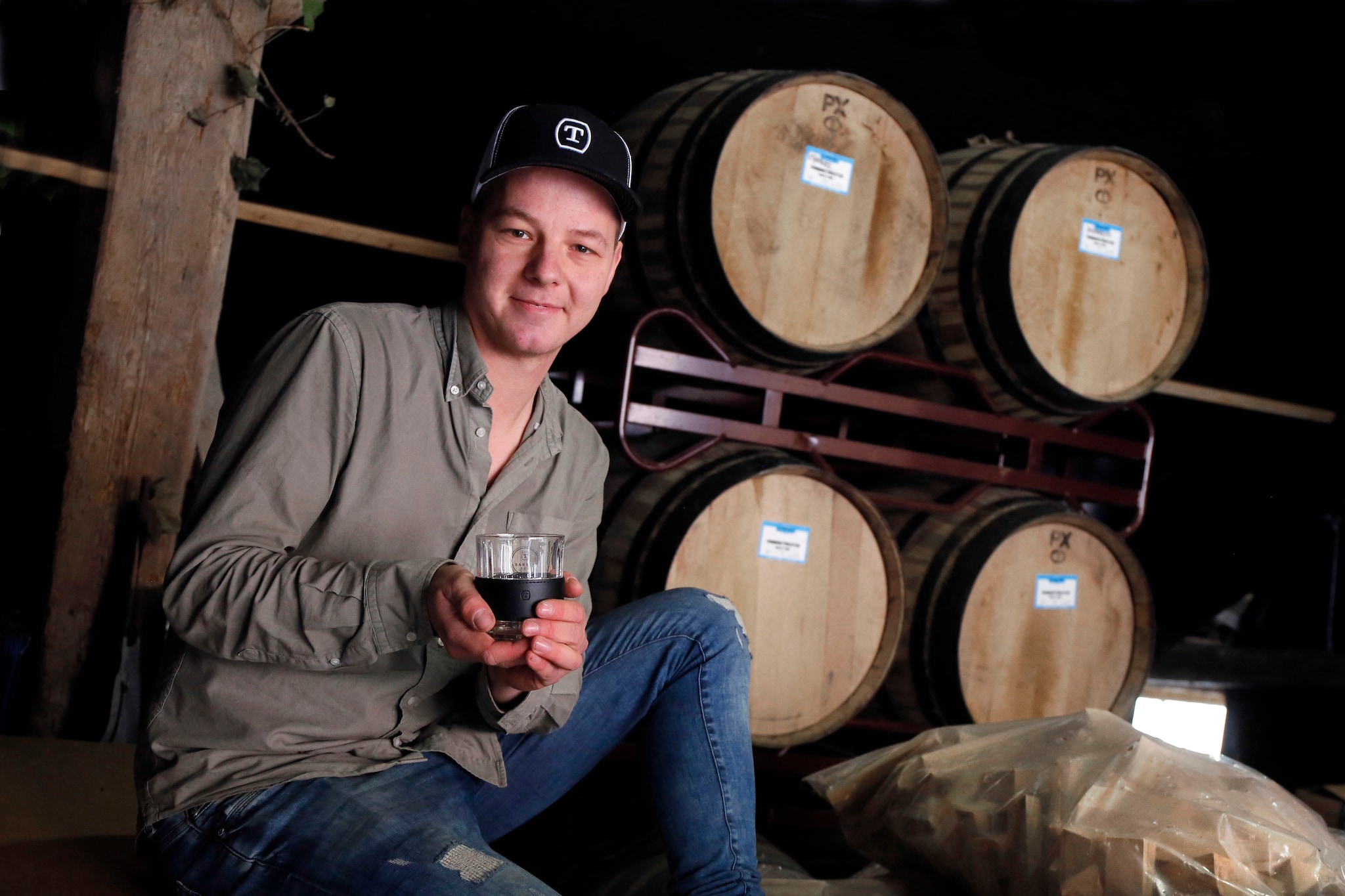 Henri maakt thee met de snippers van oude drankvaten. cor de kock