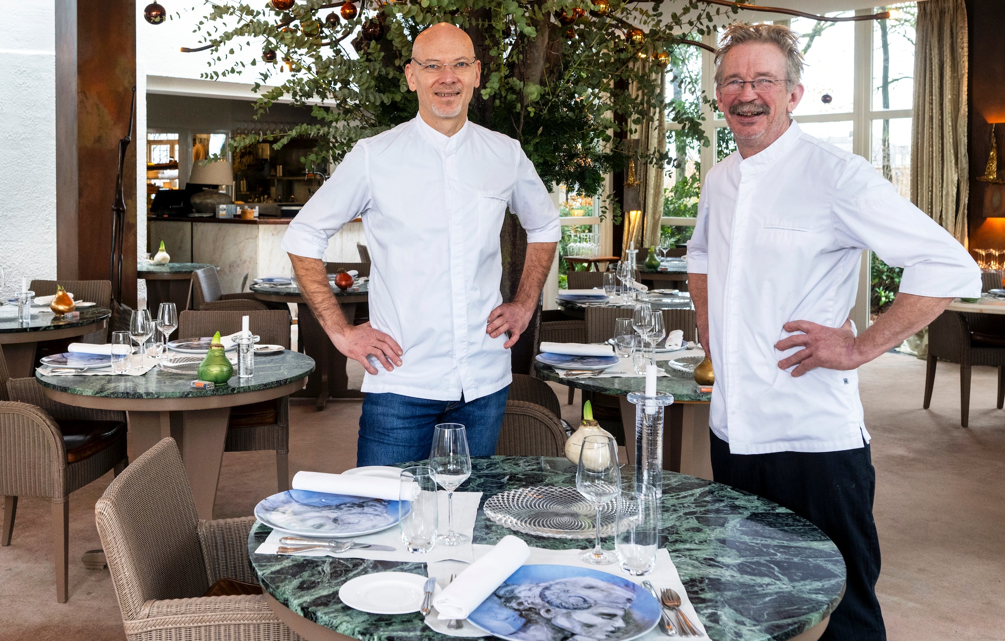 Chef-eigenaren Theo Sigmond (links) en Janno Cornelissen (beiden 55) gaan op zoek naar een opvolger voor de exploitatie van het bekende restaurant De Steenen Tafel in Arnhem. Gerard Burgers