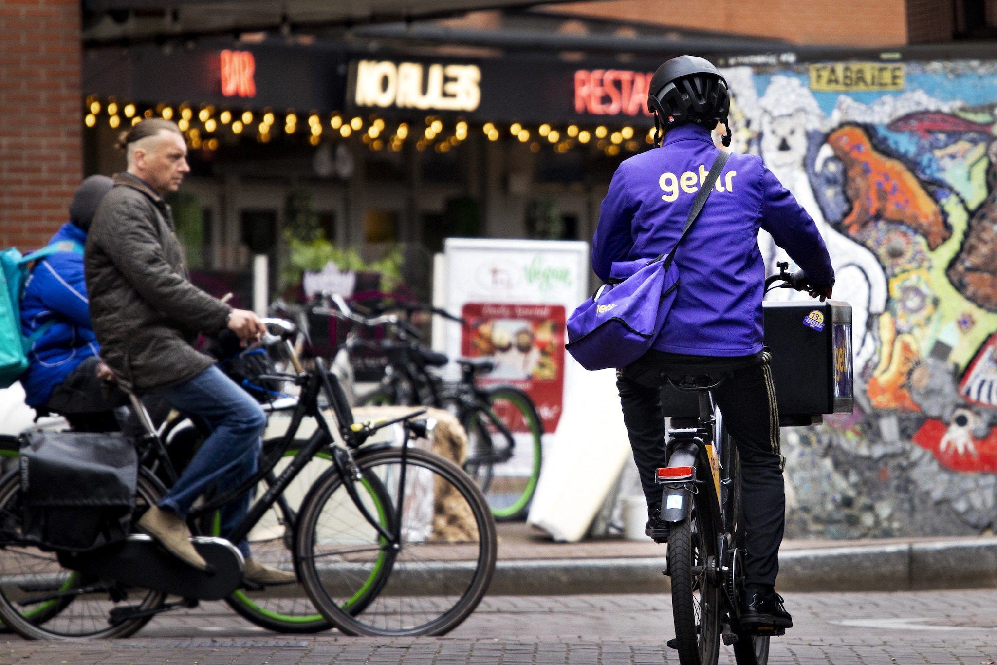 Een flitsbezorger van flitsbezorgdienst Getir bij een dark store in het centrum van Amsterdam. ANP