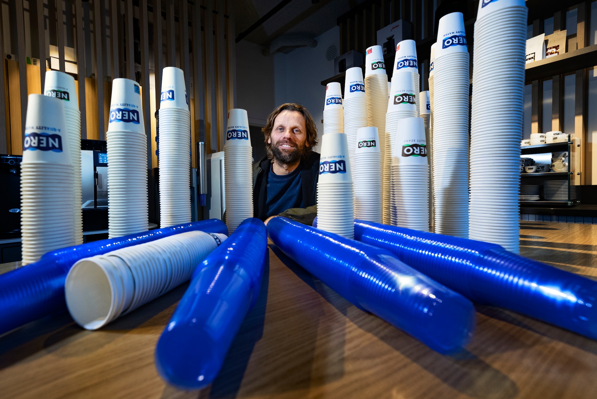 Koffieleverancier Has Prinsen tussen de koffie- en waterbekers. René Manders/DCI Media