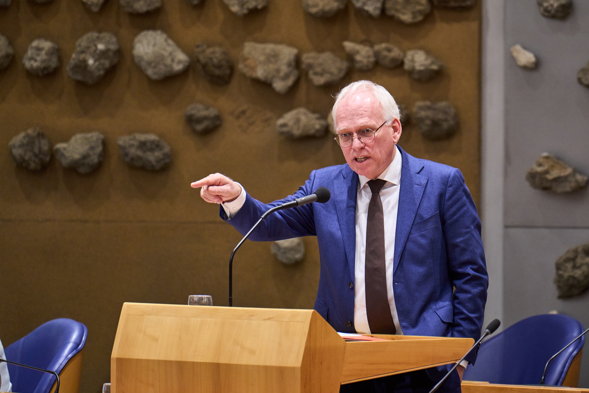 Piet Adema, demissionair minister van Landbouw, Natuur en Voedselkwaliteit, tijdens een debat vlak voor Kerst over de problemen op de mestmarkt. Phil Nijhuis