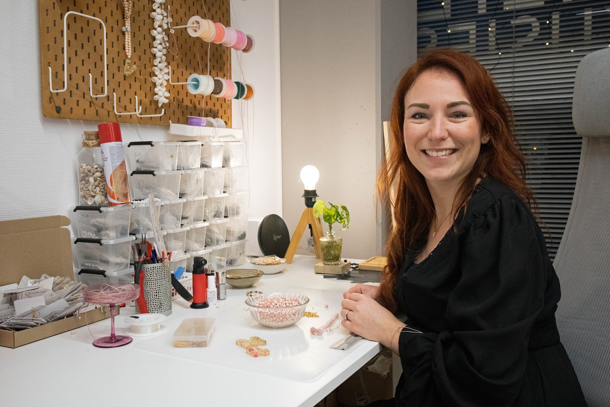 Isabel de Smit aan haar werktafel van Zilte Zusjes. Anne Hana