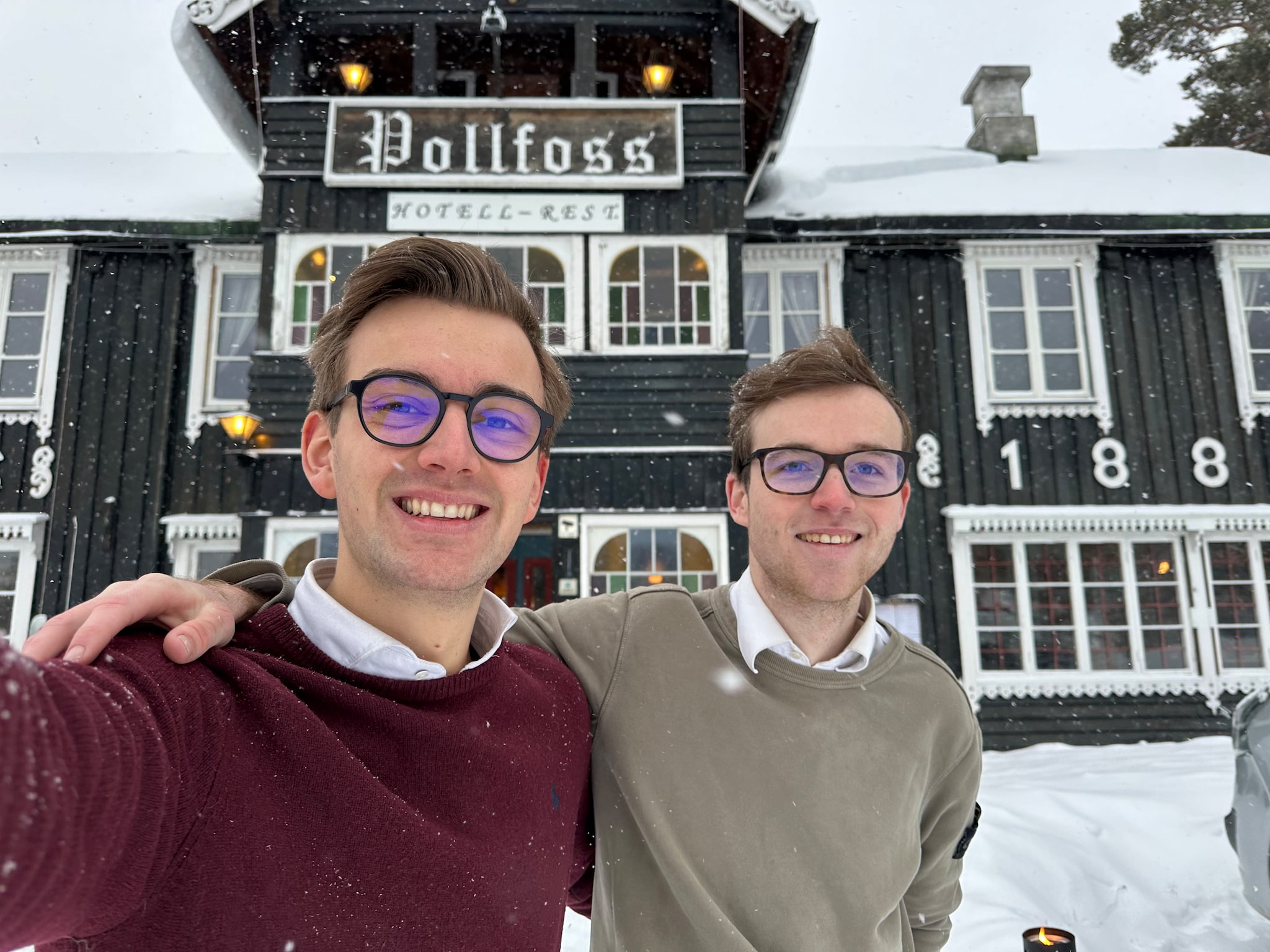 Sander Jacobs (r) en Bob Hinderink bij hun hotel Pollfoss in Nordberg, Noorwegen. eigen foto