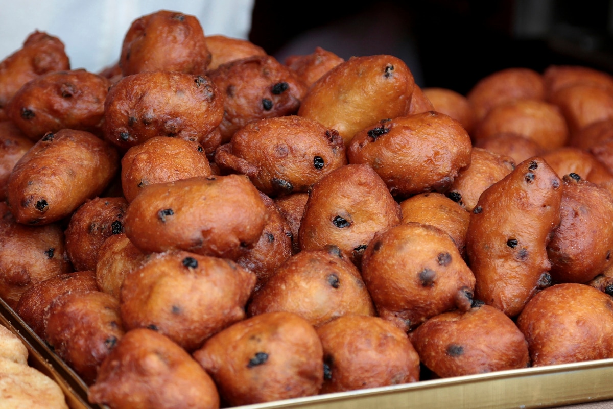 Oliebollen scoren bij de supermarkt? Hier lees je de openingstijden van de filialen bij jou in de buurt. Shutterstock