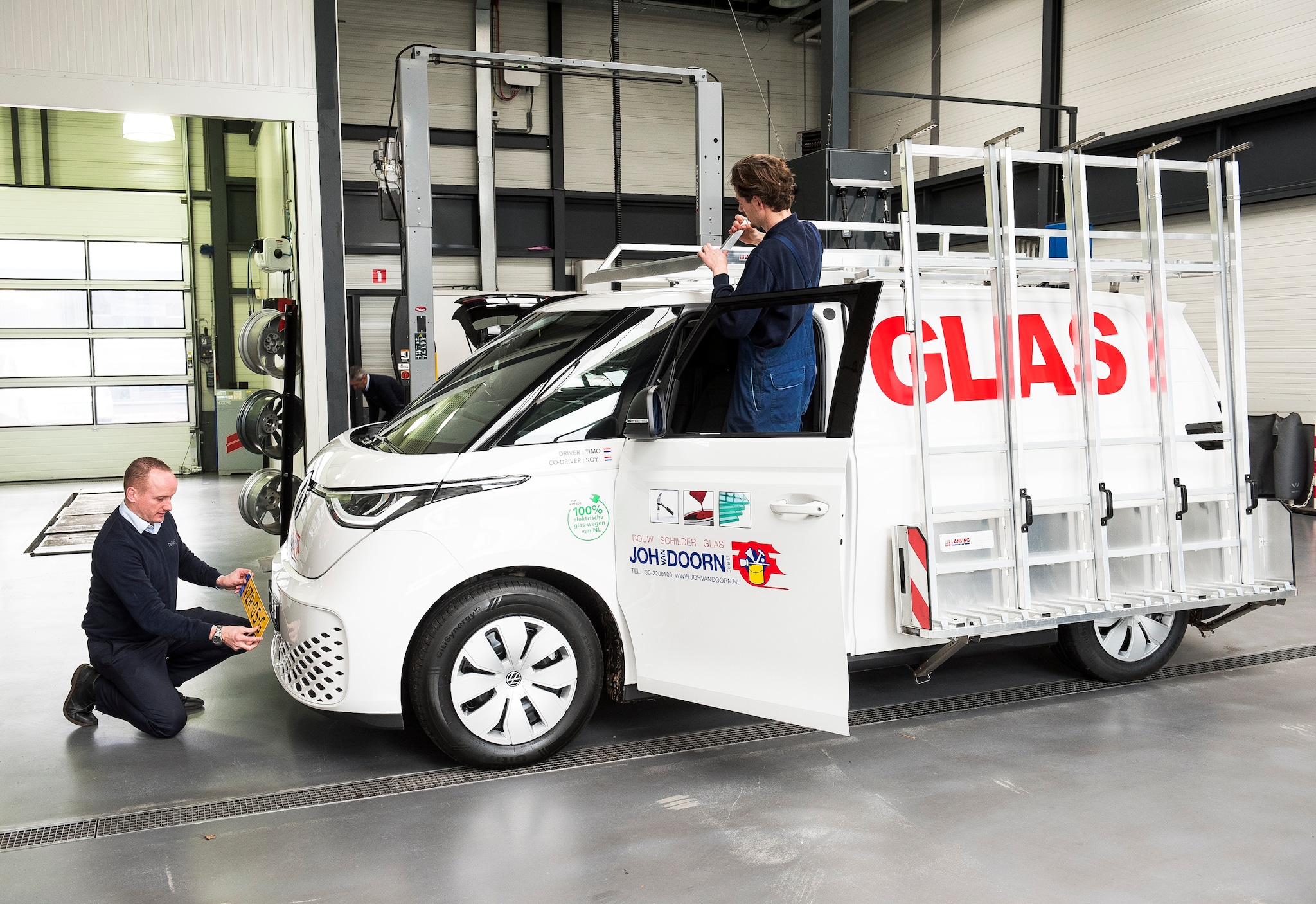 De glasbus wordt bedrijfsklaar gemaakt voor schilder-, glas-, en onderhoudsbedrijf Joh. Van Doorn. Marnix Schmidt