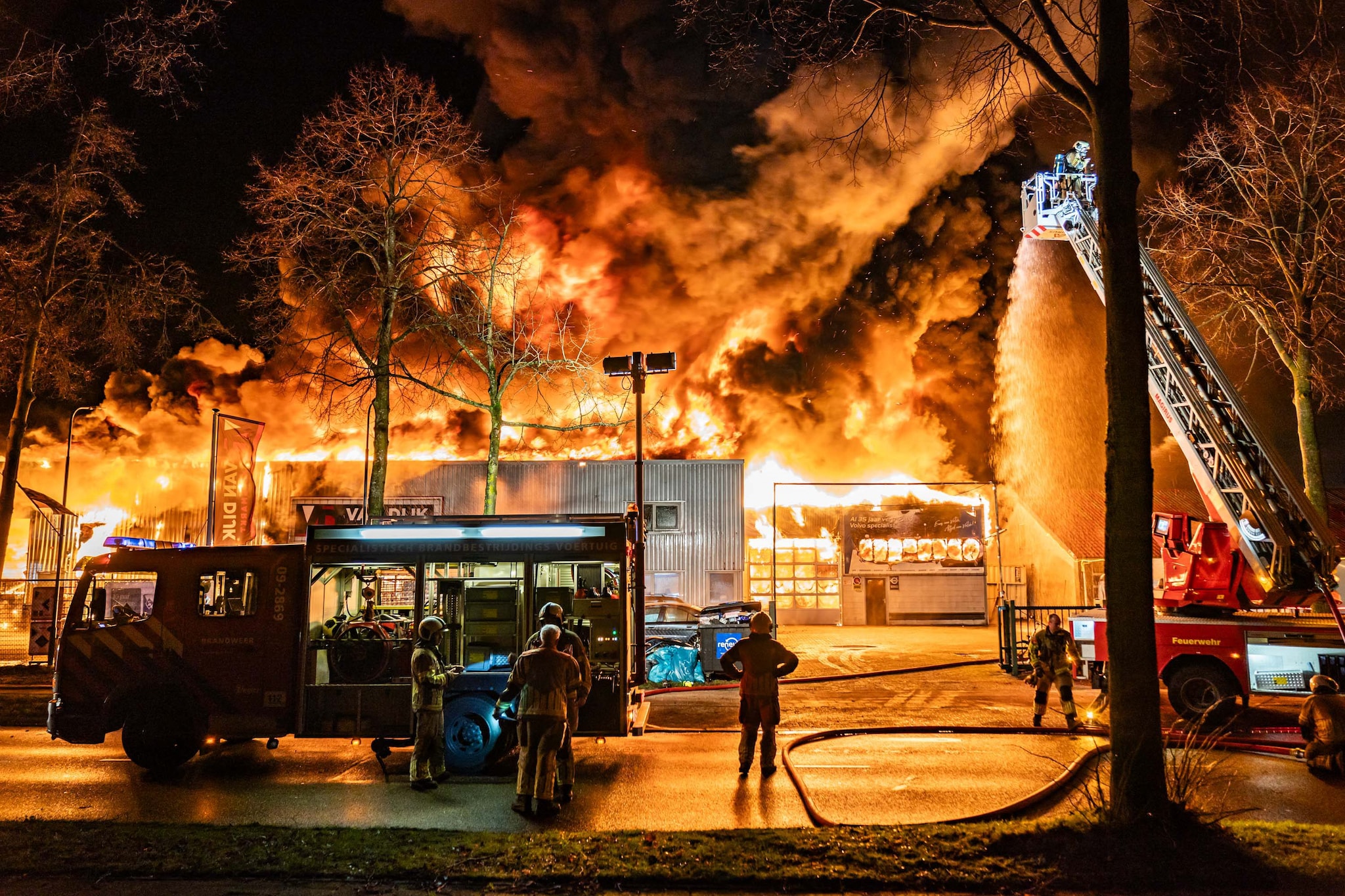 De brandweer blust bij de klusmarkt van Cor van Dijk in Driebergen, 30 december vorig jaar. ANP