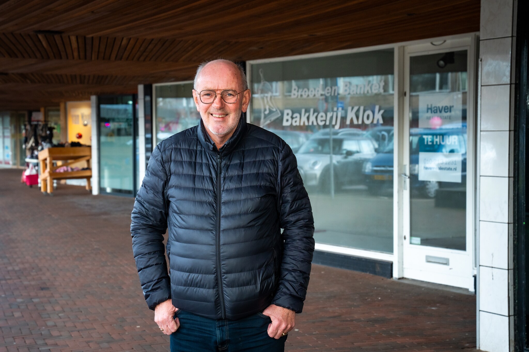 Rozenburger René van den Beemt bij de leegstaande zaken op het Raadhuisplein. ‘Er is veel koopkracht uit het dorp vertrokken.’ Killian Lindenburg